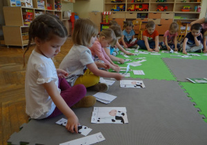 Dzieci układają obrazek krowy